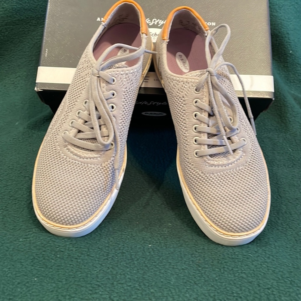 DrScholl’s gray lace sneaker.